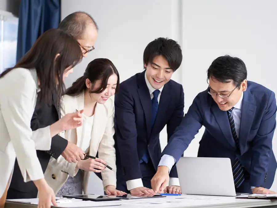 SNS採用について打ち合わせをする企業の採用担当者